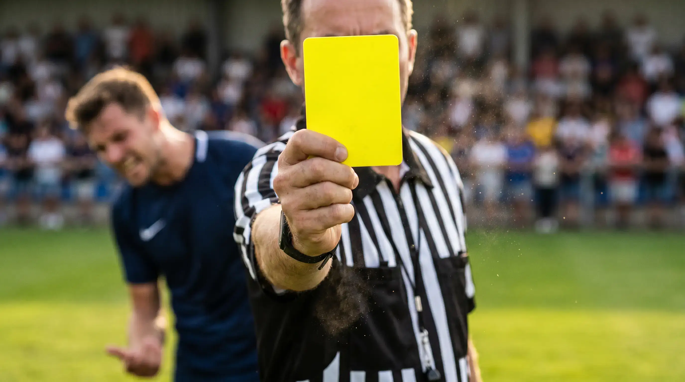 Karten-Wettmarkt beim Fussball mit gelben und roten Karten sowie Schiedsrichter-Statistiken